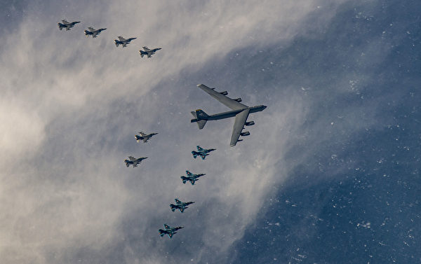 2020年2月4日，來自美國本土的B-52H轟炸機，與美軍位於日本三澤空軍基地的6架F-16，和日本空中自衛隊的4架F-2戰鬥機進行了聯合訓練 ，以驗證美軍快速執行全球轟炸機任務的能力。（美國空軍）