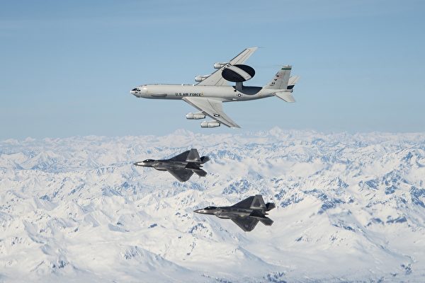 2020年5月5日，美軍1架E-3哨兵預警機和2架F-22猛禽戰鬥機在阿拉斯加上空編隊飛行。（美國空軍）