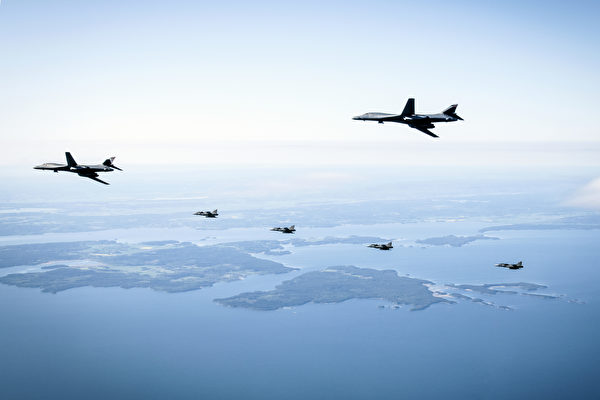 2020年5月20日，來自美國本土的2架 B-1B轟炸機，首次與瑞典的JAS 39鷹獅戰鬥機聯合演訓。（瑞典空軍）