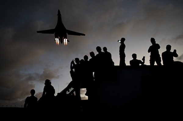 2020年5月21日， B-1B轟炸機從關島安德森空軍基地的維修技師們頭上飛過。（美國空軍）