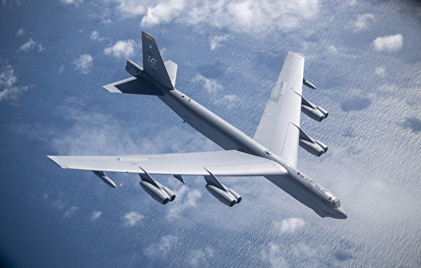 2020年6月3日，B-52轟炸機在挪威北部海岸與盟友聯合訓練。（美國空軍）