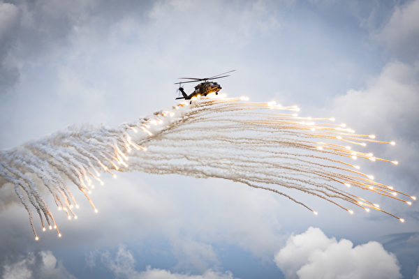 2020年6月5日，1架HH-60G救援直升機在佐治亞州穆迪空軍基地上空表演投放火炬。（美國空軍）