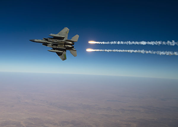 2020年8月13日，1架F-15C戰鬥機在美國中央司令部負責區上空發射了干擾彈。（美國空軍）