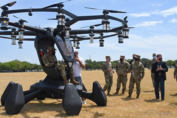 2020年8月20日，美國空軍參謀長查爾斯•布朗（Charles Q. Brown）訪問德克薩斯州馬布里營地，坐在一架奇特的六邊形迷你直升機上。（美國空軍國民警衛隊）