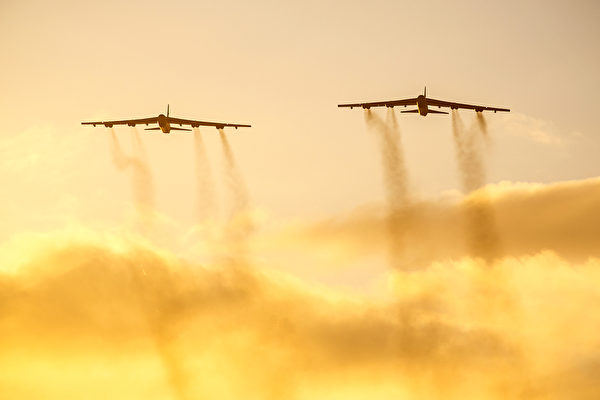 2020年8月22日，2架B-52轟炸機飛越英國空軍基地，以驗證全球快速反應能力，維持歐洲戰區穩定。（美國空軍）