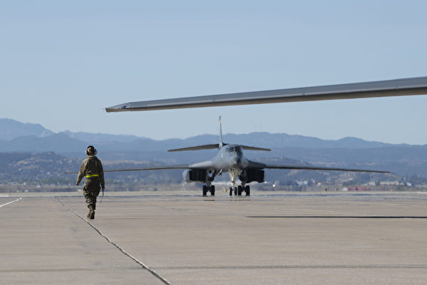 2020年10月1日，美軍第34遠征轟炸機中隊的維護保養隊進駐關島。（美國空軍）