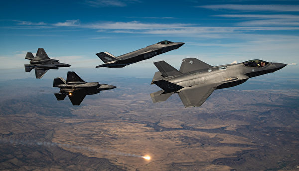 2020年10月8日，2架美國空軍和2架澳大利亞空軍的F-35A閃電II戰鬥機，在亞利桑那州巴格達上空的紀念飛行中正在分開編隊。（美國空軍）