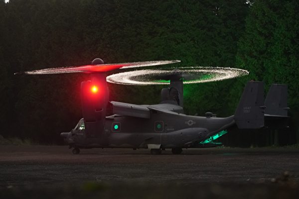 2020年10月29日，1架CV-22魚鷹旋轉翼直升機在美軍駐日本富士營聯合訓練中心起飛。（美國空軍）