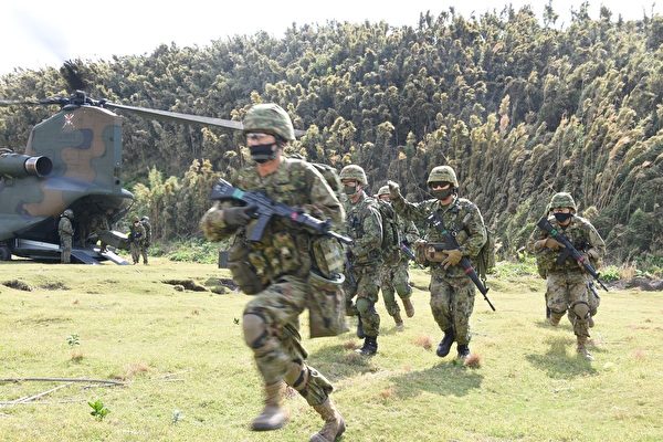 2020年11月1日，美国海军陆战队与日本两栖快速部署旅合作，在日本沿海无人居住的小岛加雅吉马进行了两栖攻击演习。 （美国印太司令部）