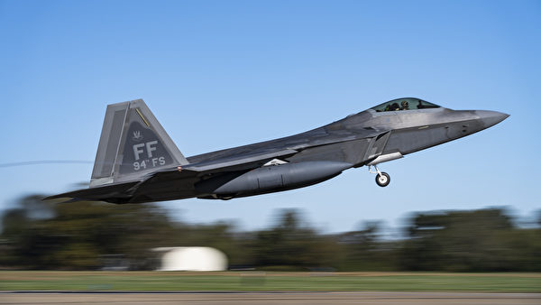 2020年11月17日， 美国空军第1战斗机联队第94战斗机中队的F-22猛禽战斗机部署到关岛。美军公布的图片显示2020年11月4日，第1战斗机联队的F-22战斗机在维吉尼亚州兰利-尤斯蒂斯联合基地飞行。（美国印太司令部）