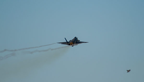2020年11月17日，美军从阿拉斯加的艾尔森空军基地连续升空了12架F-35战机。（美国空军）