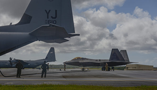 2020年11月22日 ，美軍一架F-22戰鬥機在日本橫田空軍基地從1架C-130J超級大力神運輸機接受熱加油。 （美國空軍）