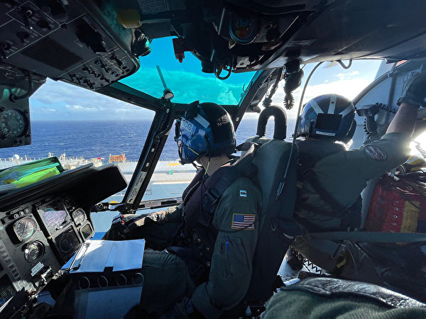 2020年12月4日，美軍1架MH-65海豚直升機在夏威夷檀香山西北100英里處解救了1名水手。（美國海岸警衛隊）