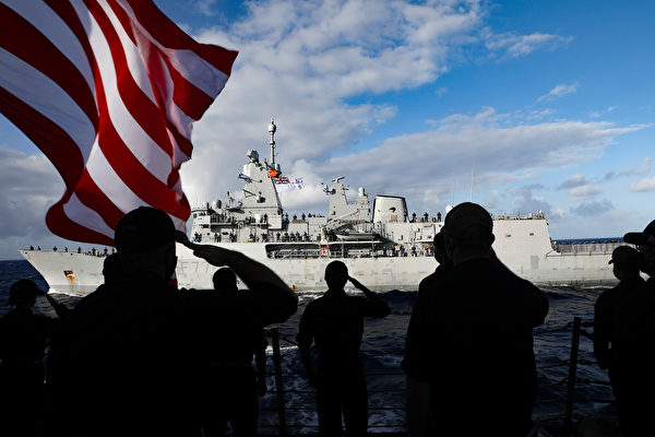 2020年12月9日，美军的驱逐舰墨菲号（DDG 112）上的水手向新西兰海军的护卫舰特卡哈号（F77）敬礼，两国海军于12月8日至9日在东太平洋进行了联合演练。（美国印太司令部）