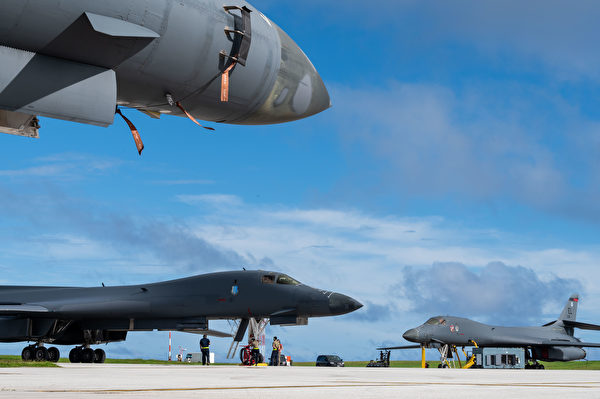 2020年12月10日，4架部署早关岛的B-1在轰炸机在整备中。（美国空军）