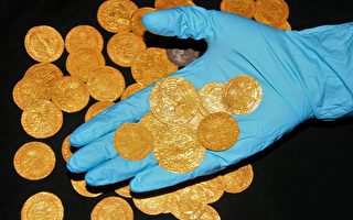 封城期间 英国人后院挖出大量15世纪金币
