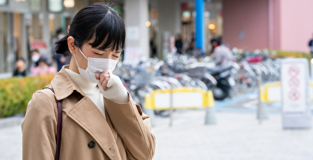 慢性咳嗽、過敏性鼻炎、氣喘的患者，可從兩點判斷是否為舊疾復發。(Shutterstock)