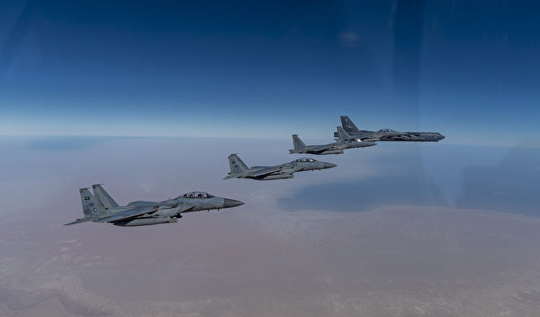 1月27日，美軍的B-52同溫層堡壘轟炸機從本土直飛中東，與沙特阿拉伯空軍的F-15SA戰鬥機一起飛行。（美國空軍）
