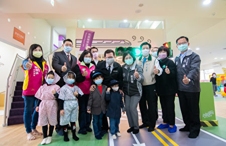 桃園市長鄭文燦出席桃園第16座親子館「龜山大華親子館」開幕活動。