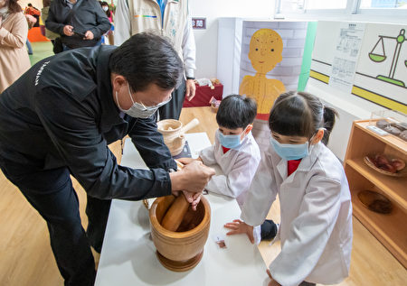 桃園市長鄭文燦與小朋友一起體驗健康小診所設施。