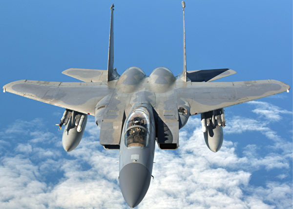 2013年9月12日，1架F-15C鹰式战斗机前往挪威参加北极挑战演习。（美国空军）