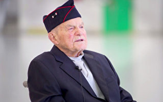 98岁二战老兵终获迟到近80年的荣誉勋章
