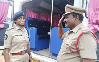 同样任职警界 印度警察向当长官的女儿敬礼