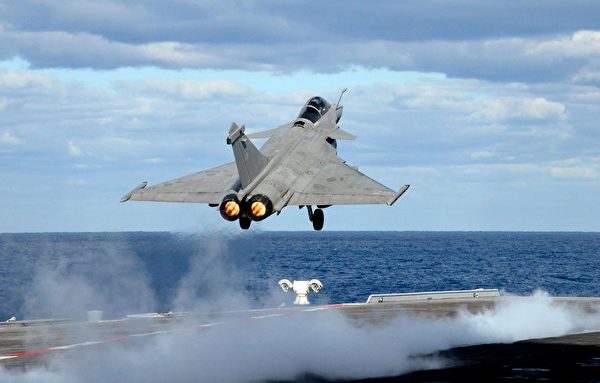 2020年2月10日，一架法國陣風戰鬥機從法國航母戴高樂號上起飛。（Mario Goldman/AFP via Getty Images）