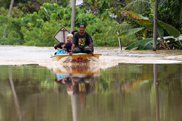 组图：马来西亚遭洪灾 超过2.8万人撤离