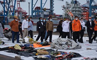 印尼海军搜获失事客机黑匣子 找到更多遗体