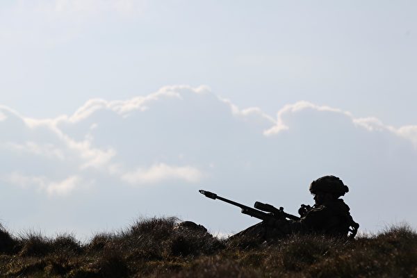 英军超级狙击手 一枪歼灭5名IS分子