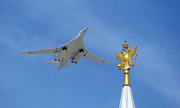 一架Tu-160轰炸机飞跃莫斯科红场。（AFP via Getty Images)