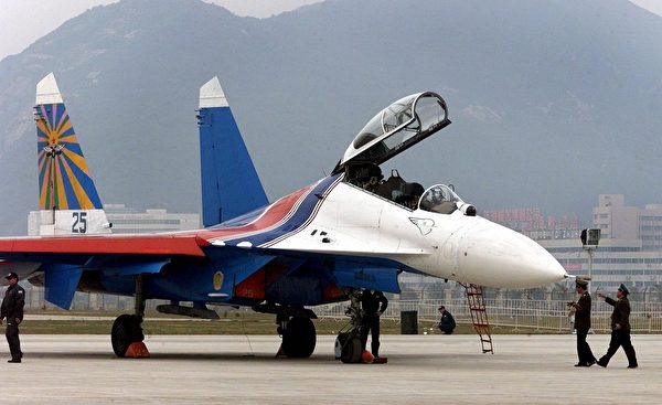 2000年11月6日，中共模仿俄罗斯Su-27的战斗机歼-11在珠海航空展上。（Frederic J. Brown/AFP via Getty Images）