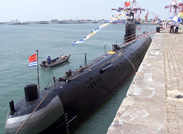 2000年8月2日，中共海军的一艘基洛级潜艇停泊在青岛港口。（Goh Chai Hin/AFP via Getty Images）