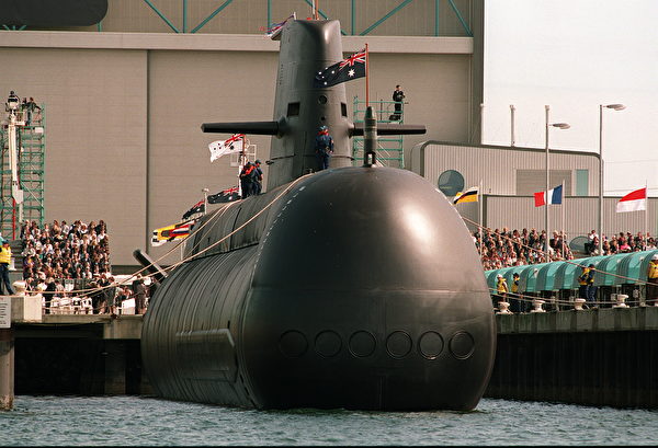1993年8月28日，澳大利亞的第一艘柯林斯級潛艇在阿德萊德港下水。（Torsten Blackwood/AFP via Getty Images）