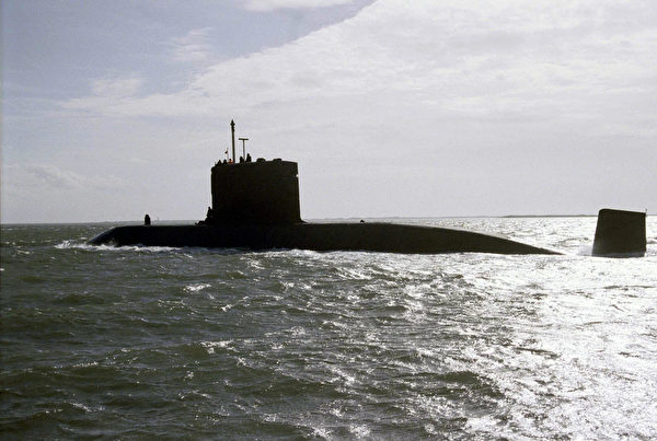 2001年10月6日，英国建造的维多利亚级潜艇转给加拿大海军后的首次航行。（Alan Rowlands/AFP via Getty Images）