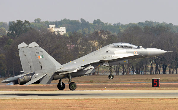 2017年2月14日，一家印度空军的Su-30MKI战斗机在印度班加罗尔的航空展上。一天，在耶拉汉卡空军基地进行空中表演时起飞。（Manjunath Kiran/AFP via Getty Images）