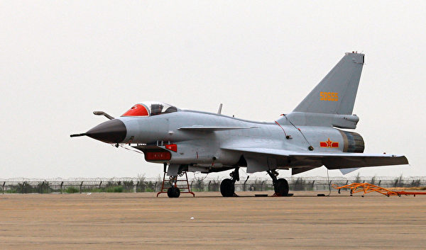 2008年11月3日，歼-10战斗机在珠海航空展上。（China out/Getty Images）