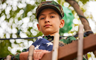 11歲男孩舉國旗走120英里 感謝執法人員
