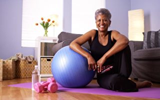 疫情下 在家锻炼有助老年人提高免疫力