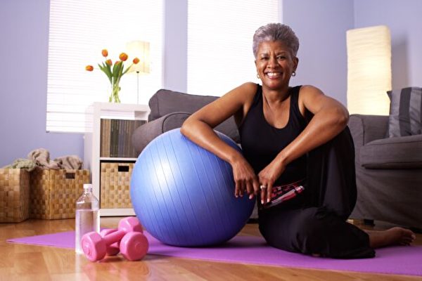 疫情下 在家锻炼有助老年人提高免疫力