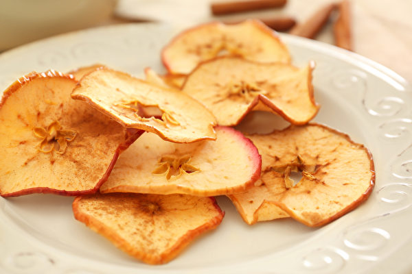 水果乾可以連皮一起吃。果皮的營養價值很高，尤其食物纖維更是豐富。(Shutterstock)