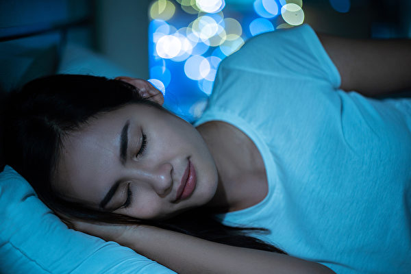 正确时间睡眠、进入深眠，可让生长激素大量分泌，对肌肤、毛囊和脂肪代谢都有帮助。(Shutterstock)