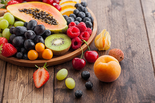 吃水果不一定养生，3类体质多食易疲累、水肿。(Shutterstock)