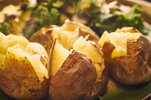 馬鈴薯適合以蒸、煮、烤的方式烹調。(Shutterstock)