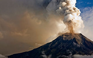 菲律宾火山喷发 烟柱高达5000米