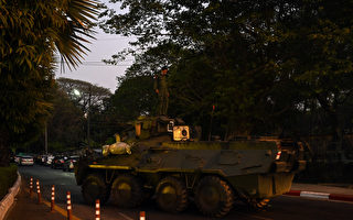 缅甸军方开枪驱散抗议者 街头出现装甲车