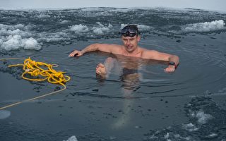 组图：捷克男子打破冰下游泳世界纪录