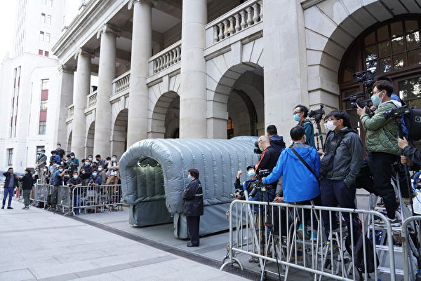 2月1日，黎智英案庭审时，法院外有大批媒体记者及众多市民。（余钢/大纪元）