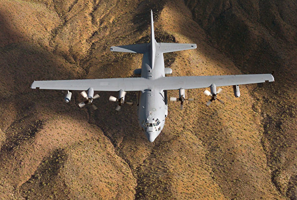 2015年9月23日，一架EC-130H电战机在亚利桑那州米德湖上空执行训练任务。（美国空军）